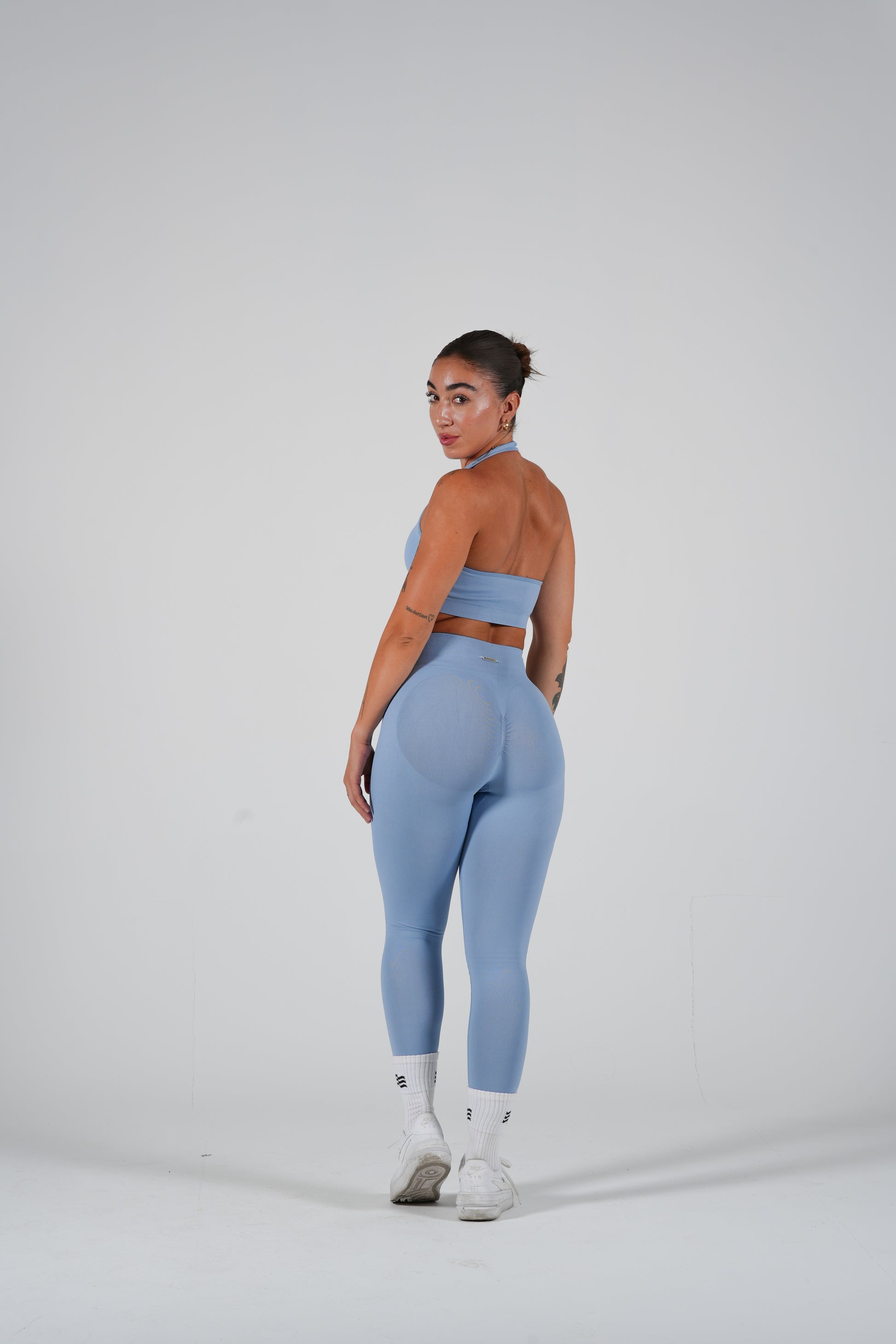 Peachy Leggings en Azul Cielo de Admyre, diseñados con tejido suave y elástico para un ajuste perfecto en cualquier actividad