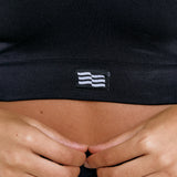 Fiertes Top de Admyre en Negro: un top moderno y cómodo, perfecto para tus entrenamientos o un look casual. Combínalo con tus leggings favoritos