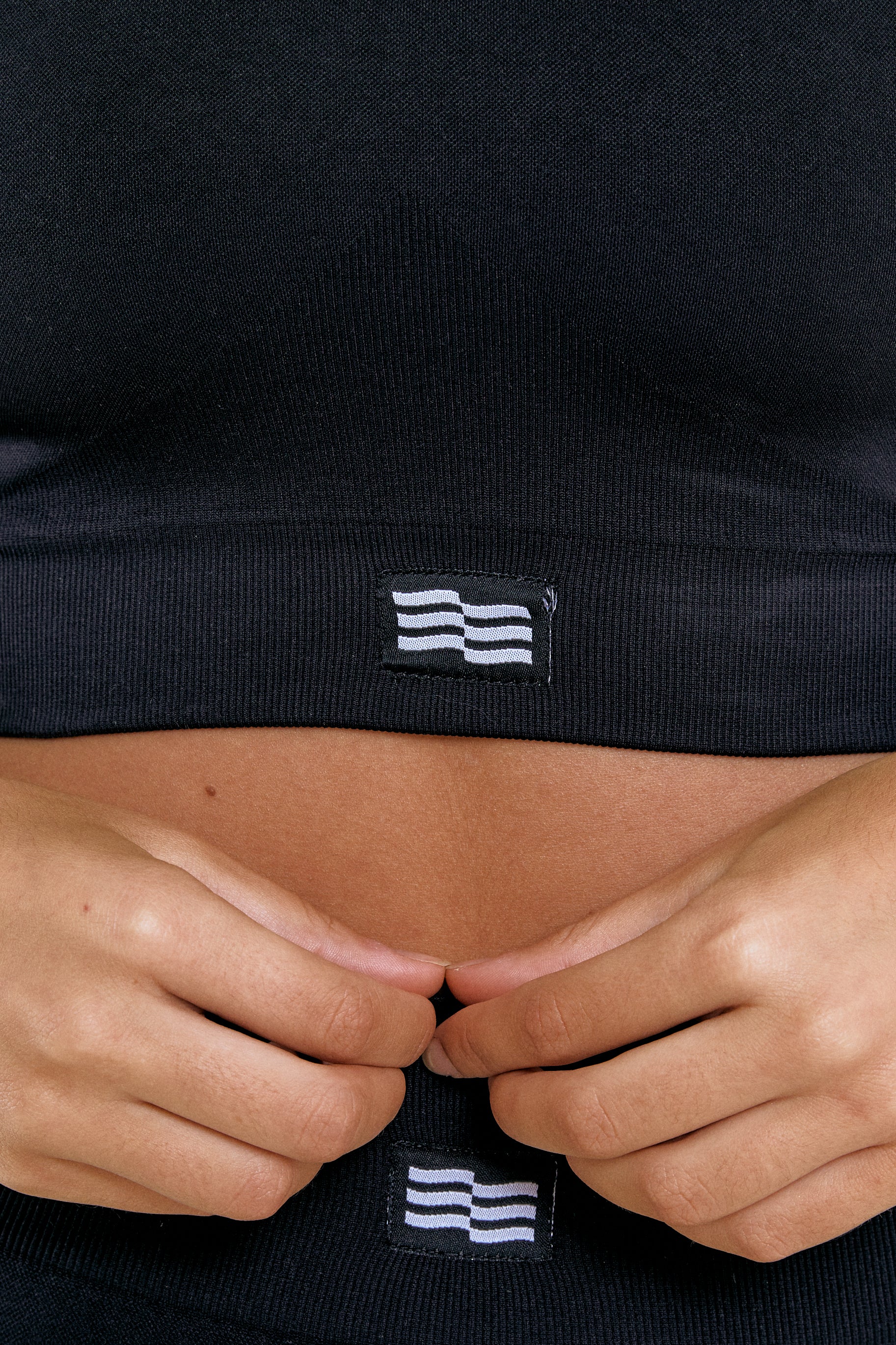 Fiertes Top de Admyre en Negro: un top moderno y cómodo, perfecto para tus entrenamientos o un look casual. Combínalo con tus leggings favoritos