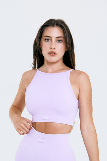 Fiertes Top de Admyre en mallow: un top moderno y cómodo, perfecto para tus entrenamientos o un look casual. Combínalo con tus leggings favoritos