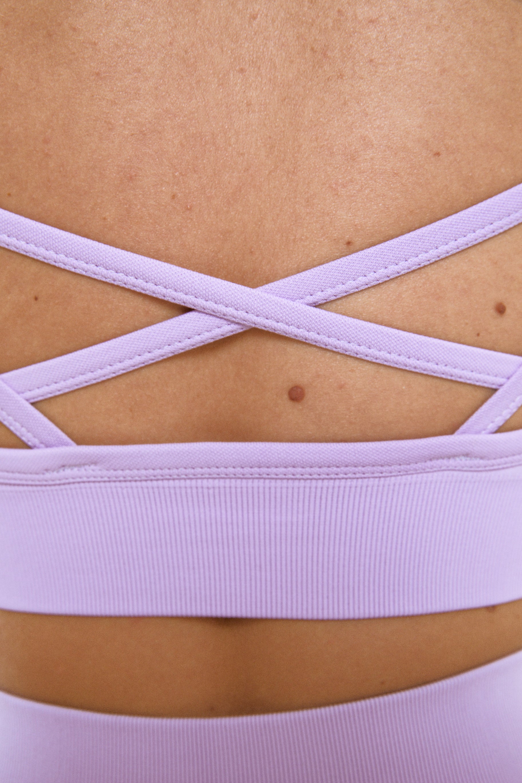 Fiertes Top de Admyre en mallow: un top moderno y cómodo, perfecto para tus entrenamientos o un look casual. Combínalo con tus leggings favoritos