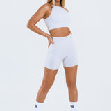 Fierte Shorts de Admyre en gris: shorts cómodos y modernos, ideales para tus entrenamientos y días de descanso. Perfectos para combinar con tus tops favoritos