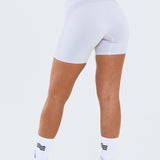 Fierte Shorts de Admyre en gris: shorts cómodos y modernos, ideales para tus entrenamientos y días de descanso. Perfectos para combinar con tus tops favoritos