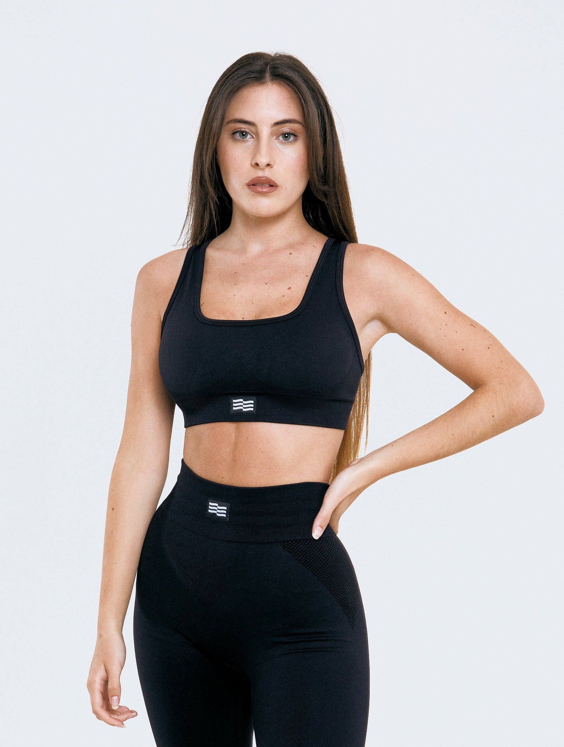 Top Aqua Admyre: un top moderno y elegante, perfecto para entrenar o salir a pasear. Ideal para cualquier deporte. 