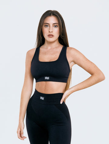 Top Aqua Admyre: un top moderno y elegante, perfecto para entrenar o salir a pasear. Ideal para cualquier deporte. 